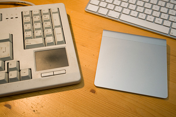 Das Magic Trackpad im Vergleich mit dem Trackpad einer Cherry 19" Tastatur